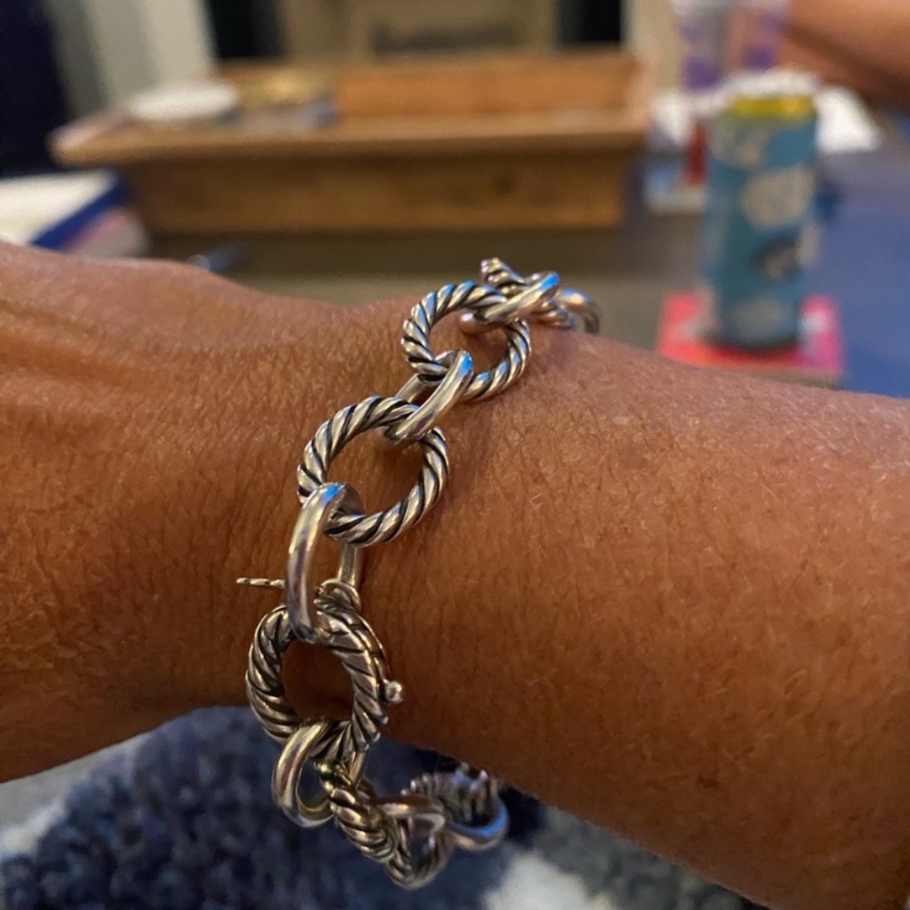 Authentic David Yurman oval medium link bracelet. In excellent condition .